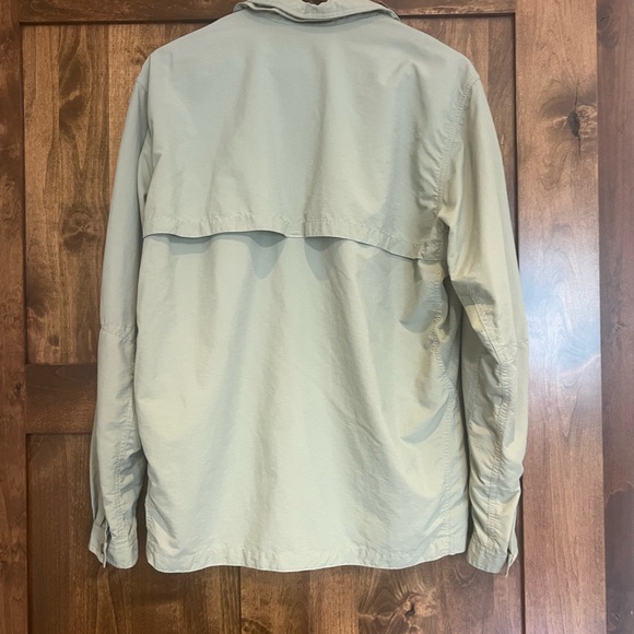 Mountain Hardwear men’s green fishing shirt. Size medium. Button up. - Picture 10 of 10